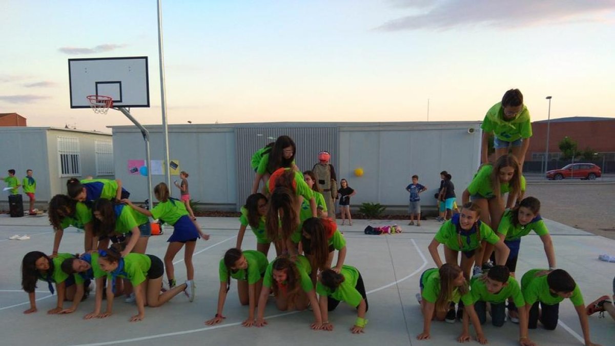 Fiesta del nuevo instituto de Alpicat - Estrenado este curso con alumnos del municipio que antes debían ir al Montsuar, celebró su Festa Major con el bautizo de gigantes y cabezudos hechos por los alumnos, pasacalles, batukada y otras activida ...