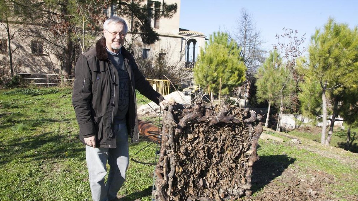L’alcalde, Salvador Bonjoch, amb un dels nius.