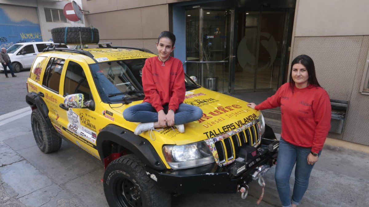 Lydia López y su hija Ylenia Tan, con el coche con el que competirán a partir del sábado en una nueva edición de la Spring Maroc Challenge.