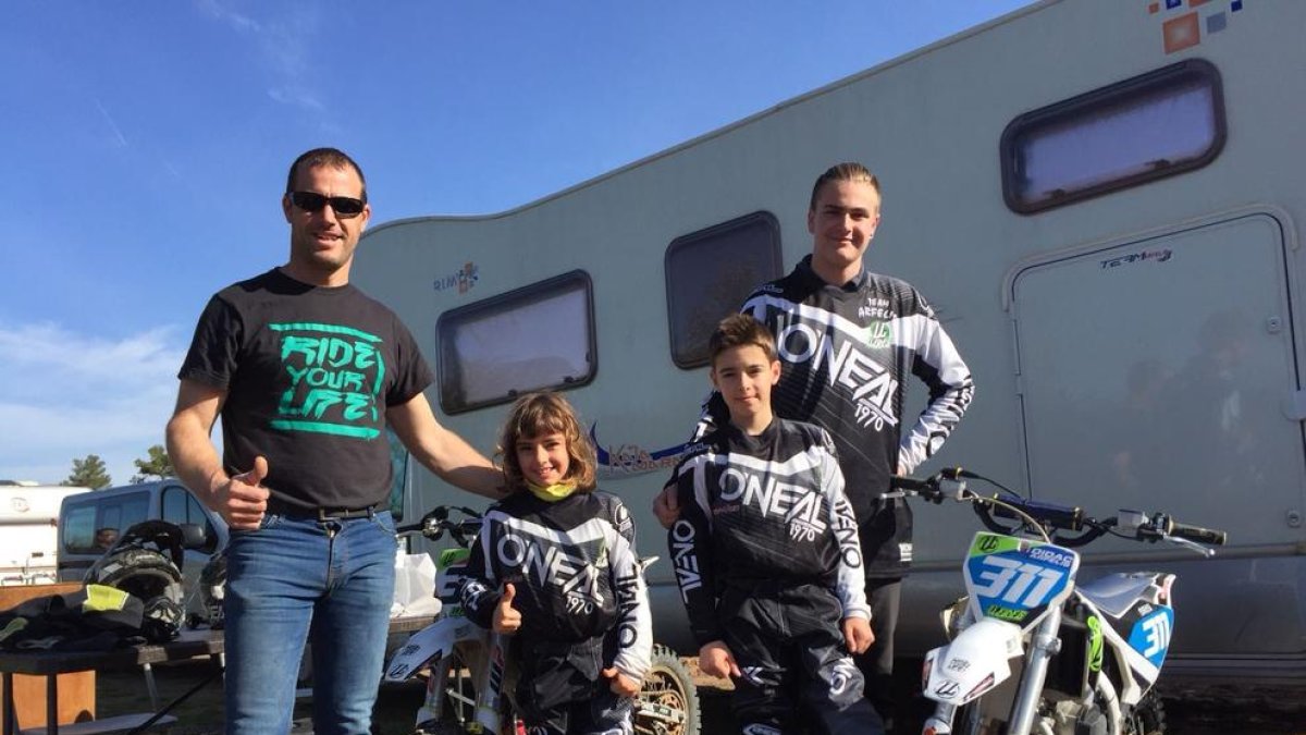 Jordi Arfelis, con sus hijos Aina y Dídac, y un primo de ellos, Guillem Riquelme Arfelis.