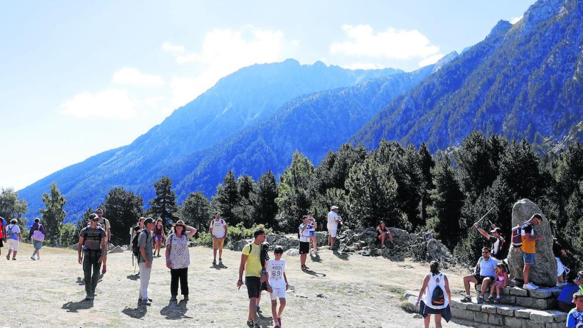 Turistas en el Parc Nacional d’Aigüestortes en la zona del lago de Sant Maurici el pasado 15 de agosto.