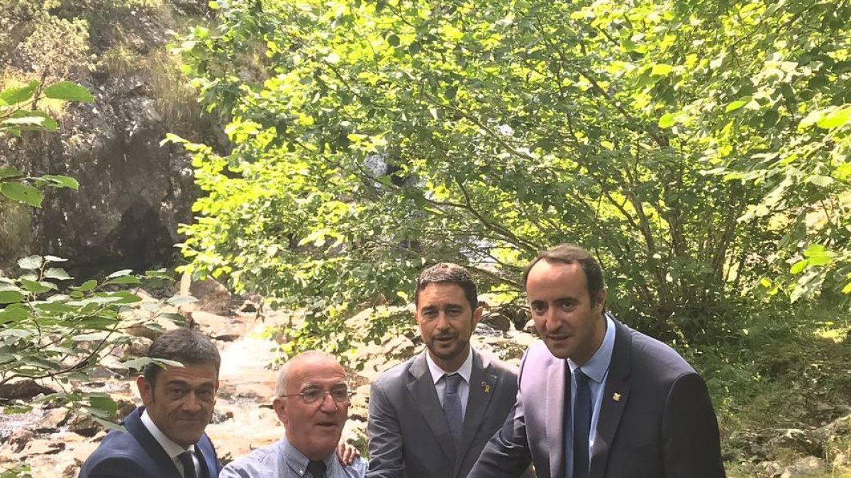 Calvet (seg. der.) amb representants dels altres territoris del Parc Pirinenc de les Tres Nacions.