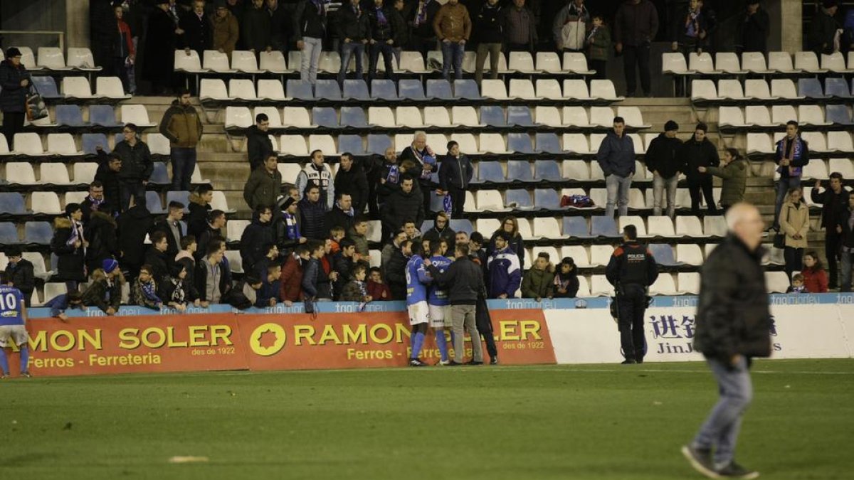 Moment en què diversos jugadors del Lleida parlen amb aficionats al final del matx.