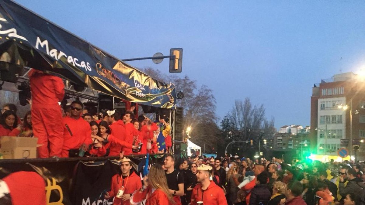 Miles de personas custiodian las 50 carrozas de Carnaval en Lleida