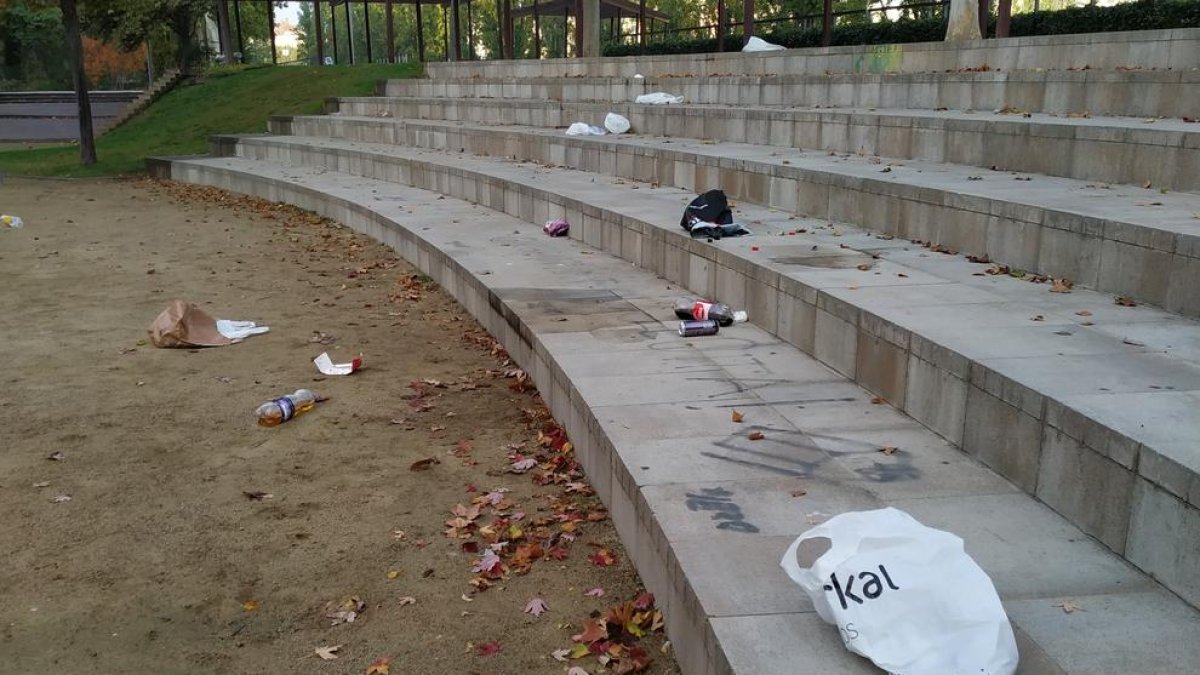 Las gradas del anfiteatro de los Camps Elisis, ayer por la mañana.