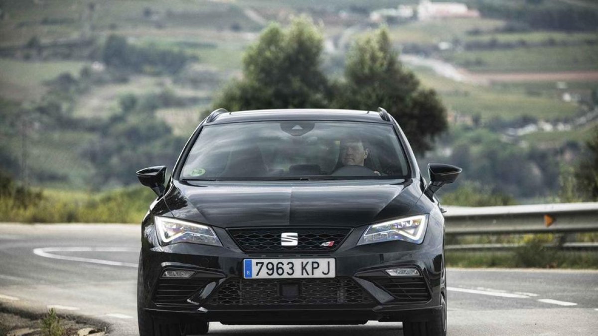 El Seat León ST Cupra de 300 CV rep una versió exclusiva Black Carbon