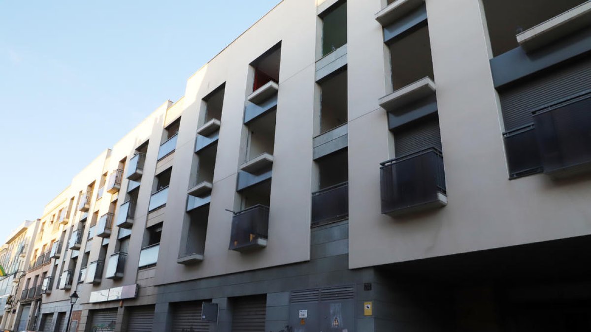 Un bloc de pisos tapiats a Sant Martí, l’interior dels quals ha estat desvalisat. Divarian és titular d’almenys una part.