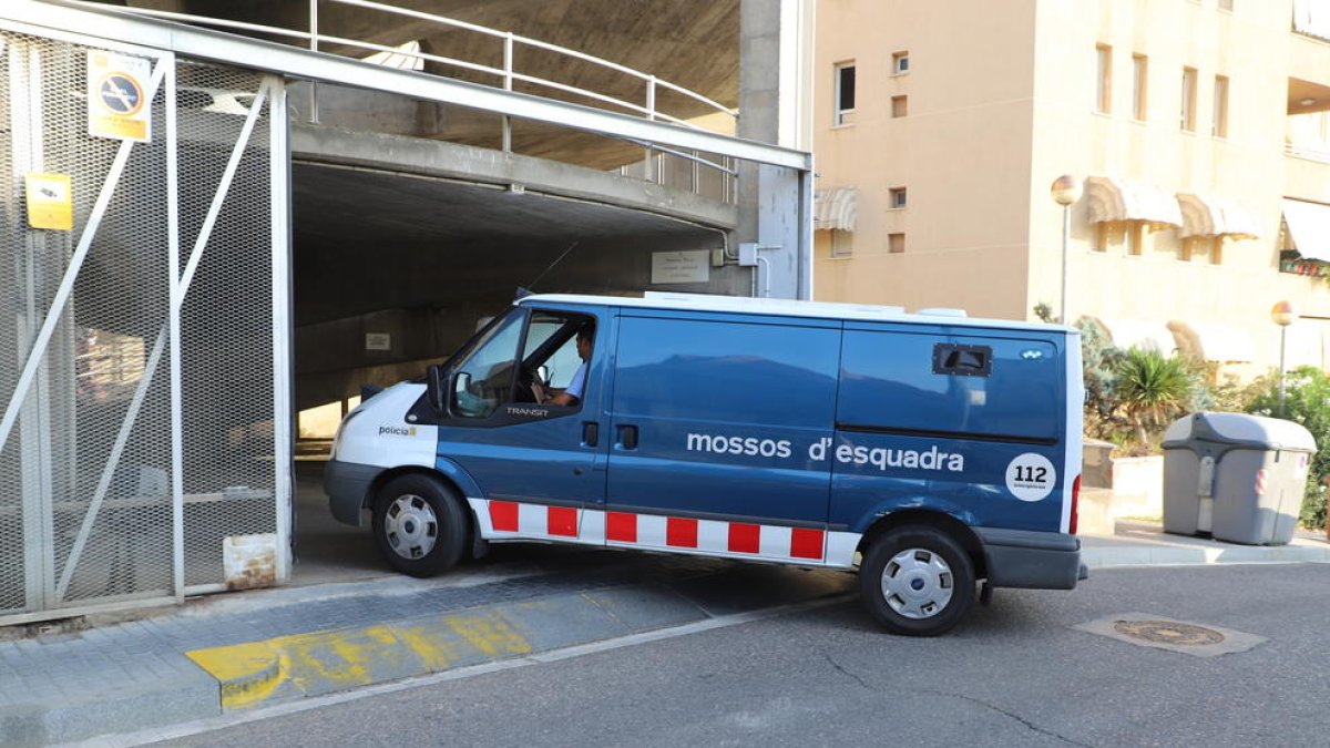 El furgón policial que ayer trasladó a los padres a los juzgados para prestar declaración.