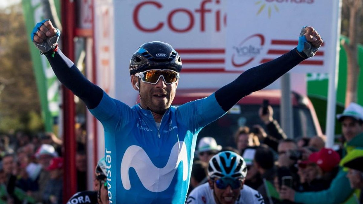 Alejandro Valverde aixeca els braços al creuar la meta a Valls.