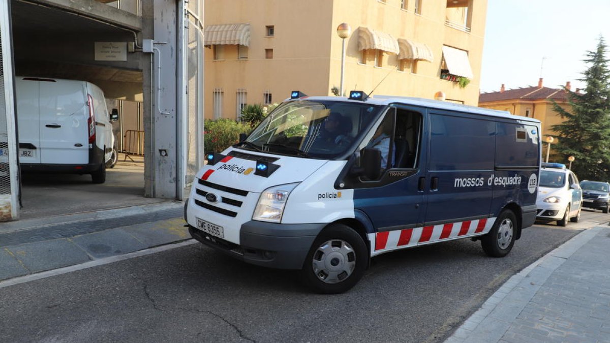 El furgón que llevó a los padres al juzgado el pasado viernes.