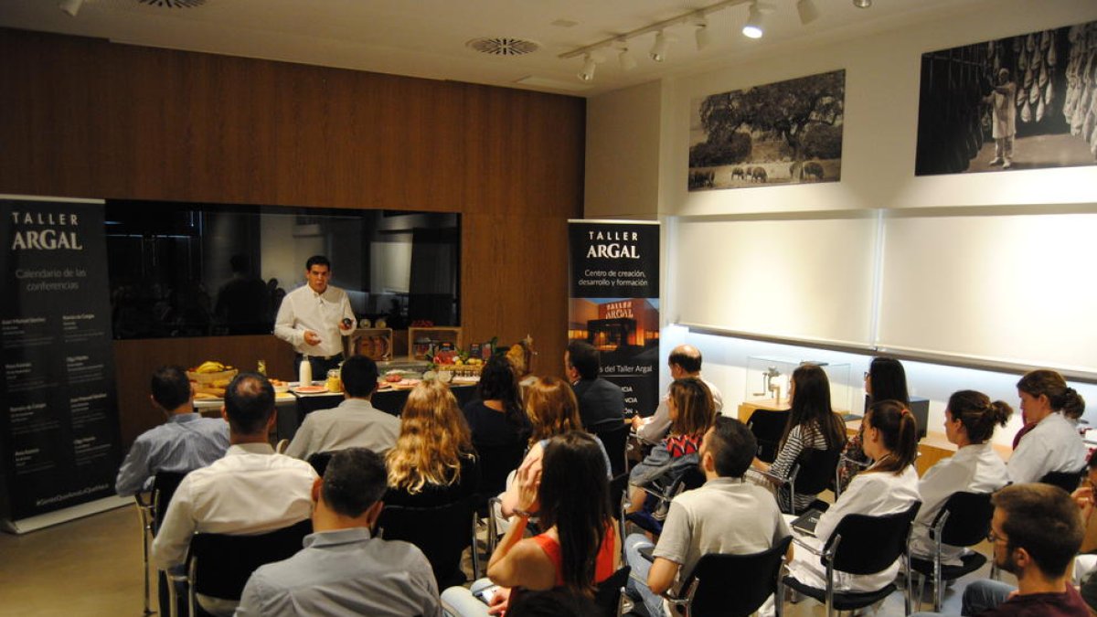 Juan Manuel Sánchez, durant un moment del taller que va impartir ahir a Argal.