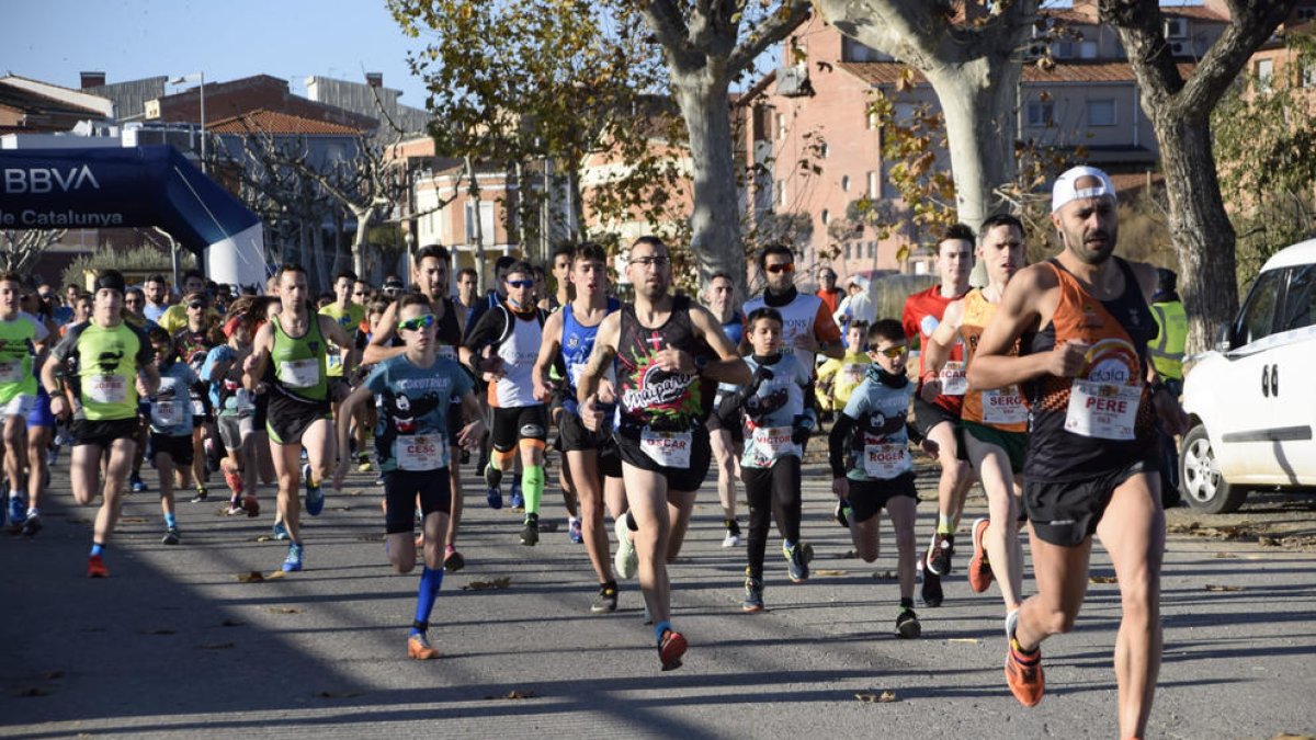 Un grup de participants durant els primers compassos de la carrera.