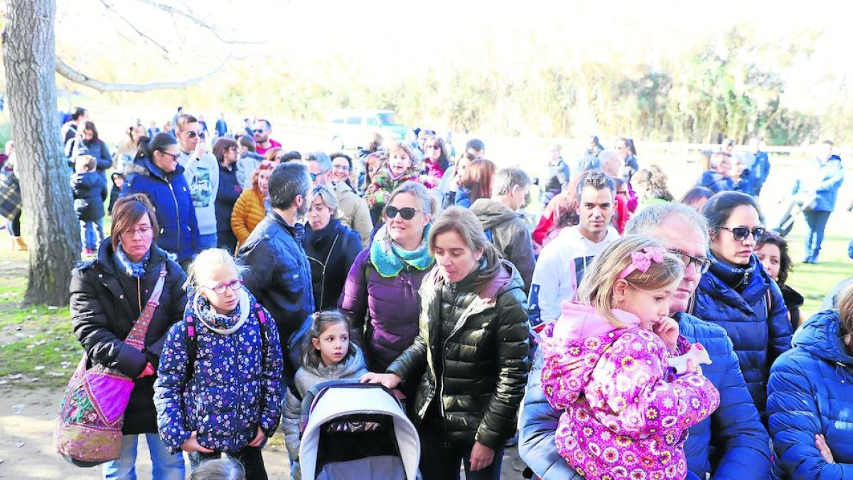 La recerca del tió i la tiona ahir a la Mitjana va registrar un rècord de participació, amb 265 famílies.