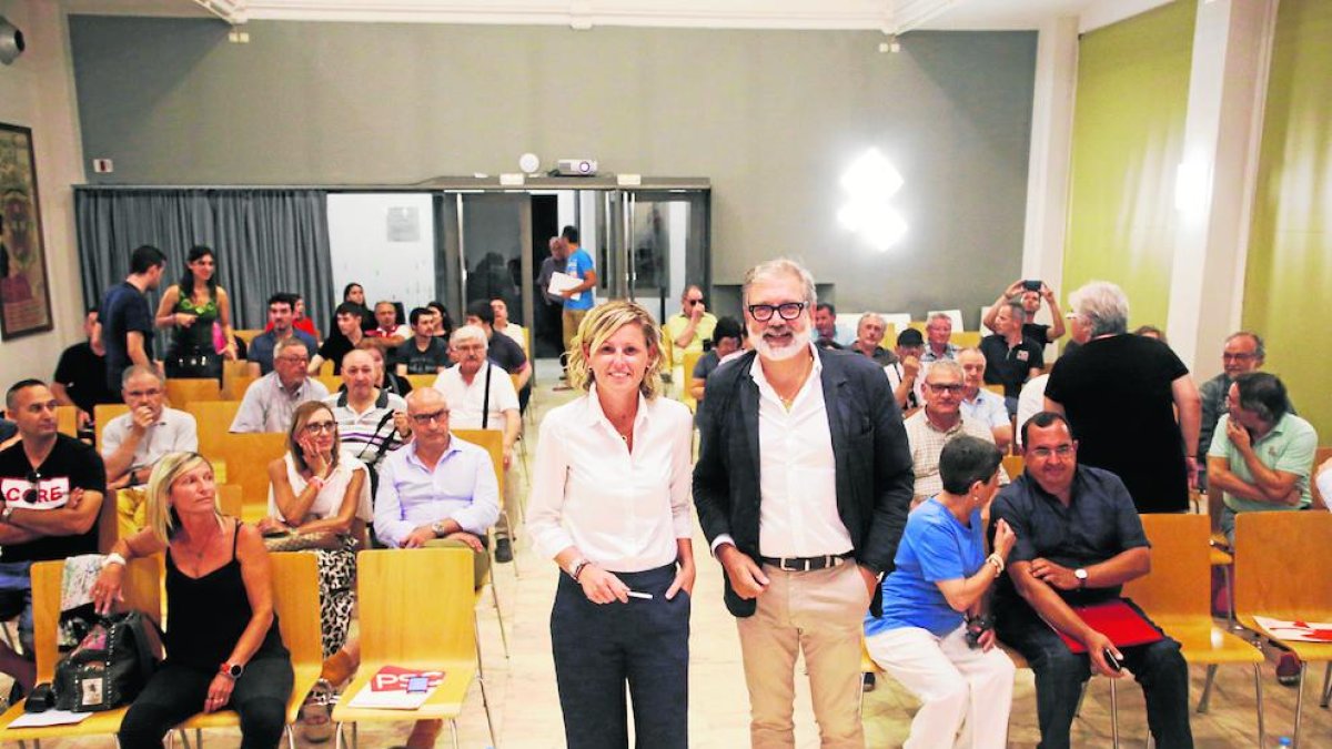 Montse Mínguez y Fèlix Larrosa presentaron sus programas ayer ante decenas de militantes.