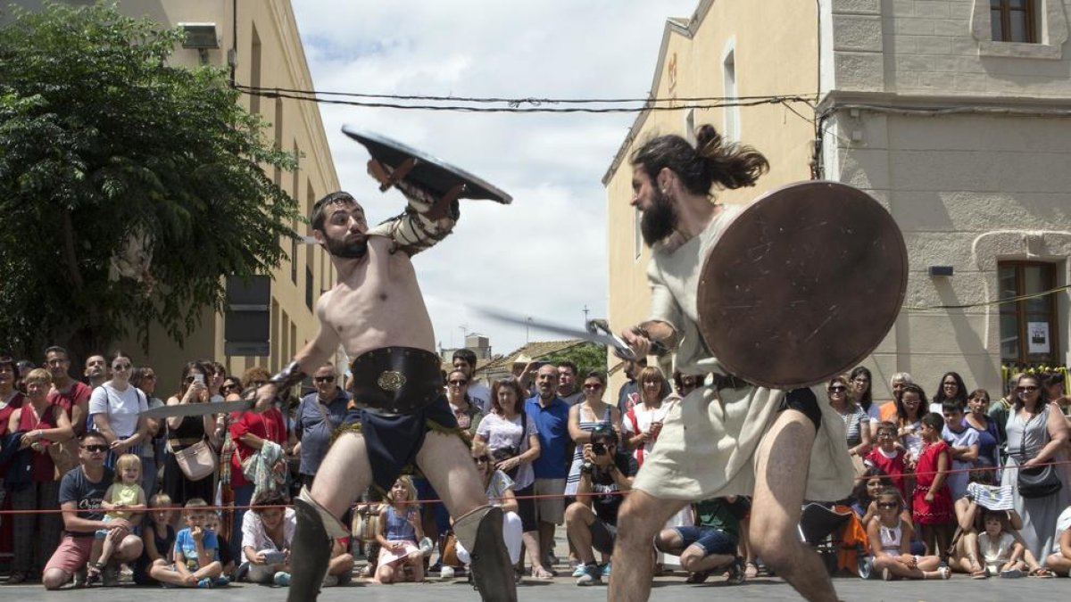 Un gladiador lluita contra un esclau a la plaça de l’Ajuntament.
