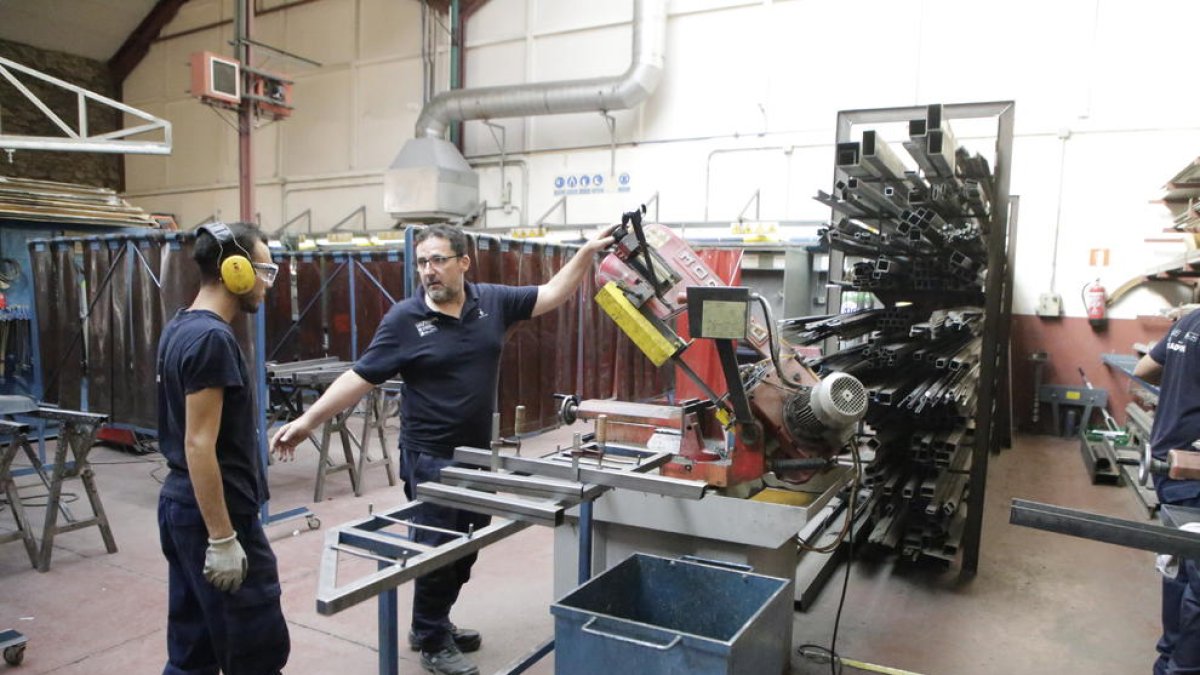 Alumnes de soldadura ahir treballant a les instal·lacions de l’IMO.