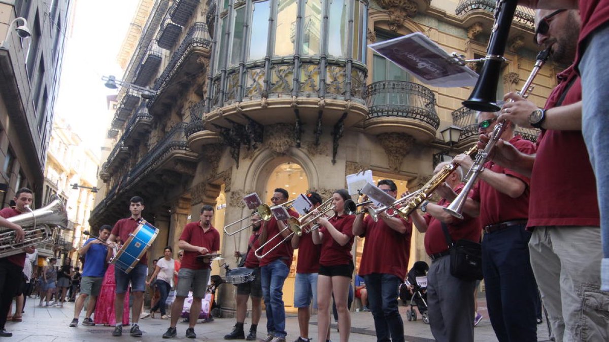 Música itinerant amb la Ilerband per l’Eix Comercial de Lleida.