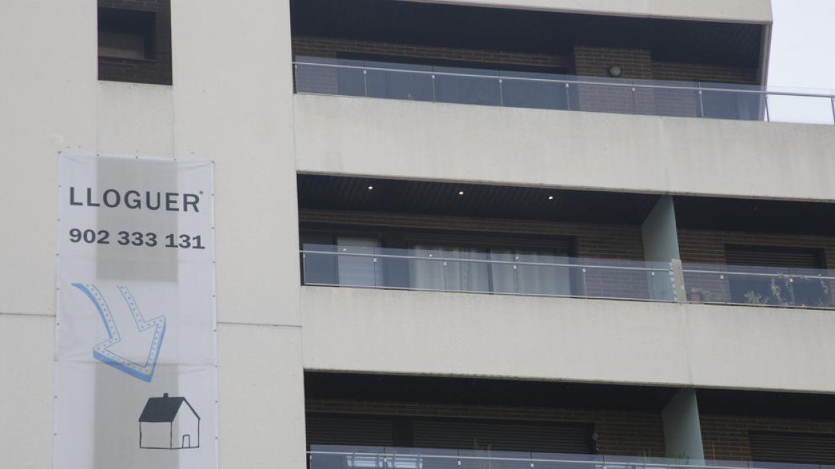 Un cartell anunciant el lloguer d’habitatges, ahir en un carrer de la capital.