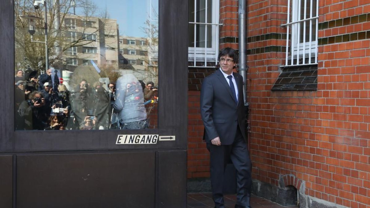 Carles Puigdemont, el 6 d’abril passat, quan va abandonar en llibertat sota fiança la presó alemanya.