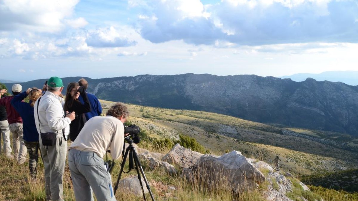 Imatge de turistes en una de les activitats d’albirament de fauna a la reserva de Boumort.