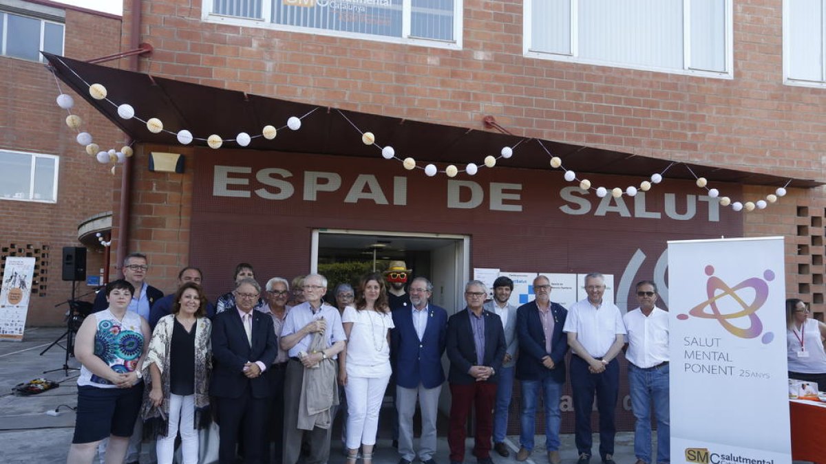 Eva Barta, presidenta de Salut Mental Ponent, con el presidente de la Diputación y otras autoridades.
