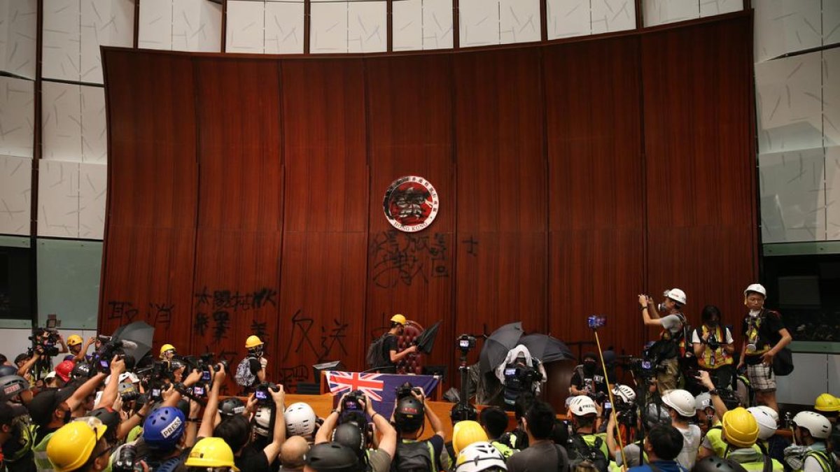 Moment de l’ocupació de la seu del Parlament de Hong Kong per centenars de manifestants.