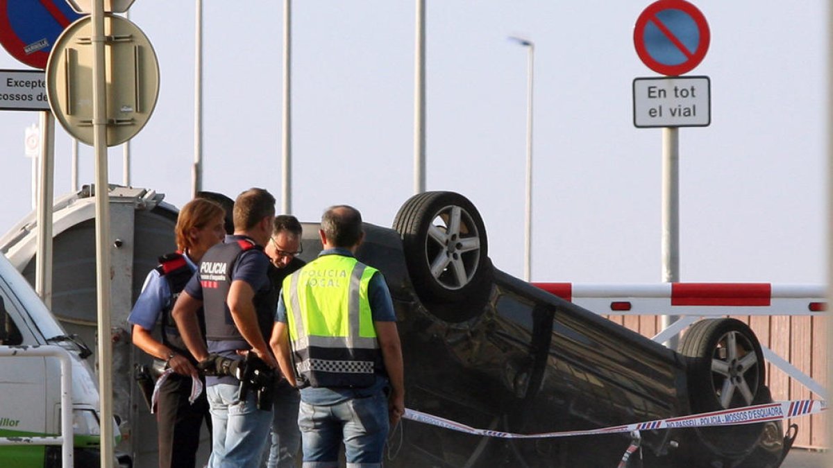 El cotxe que van utilitzar els terroristes a Cambrils va acabar bolcat en un control dels Mossos.