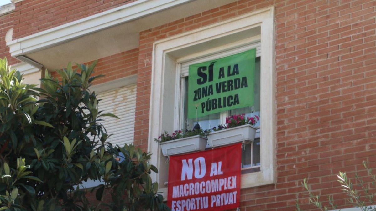 Una vivienda de Ciutat Jardí con dos pancartas reivindicativas, ayer por la mañana.