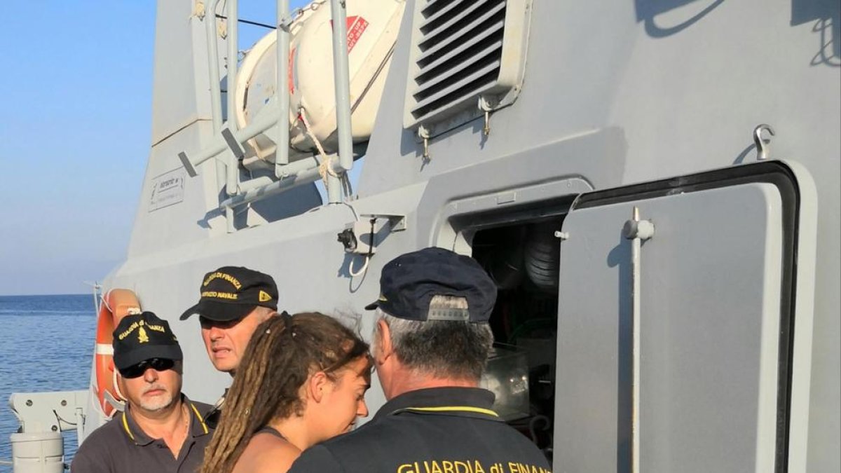 Carola Rackete, escoltada por agentes italianos