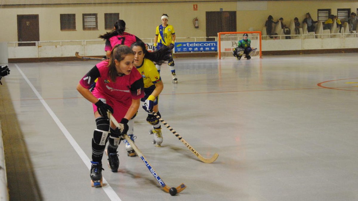 Una jugadora del Vila-sana controla una bola.