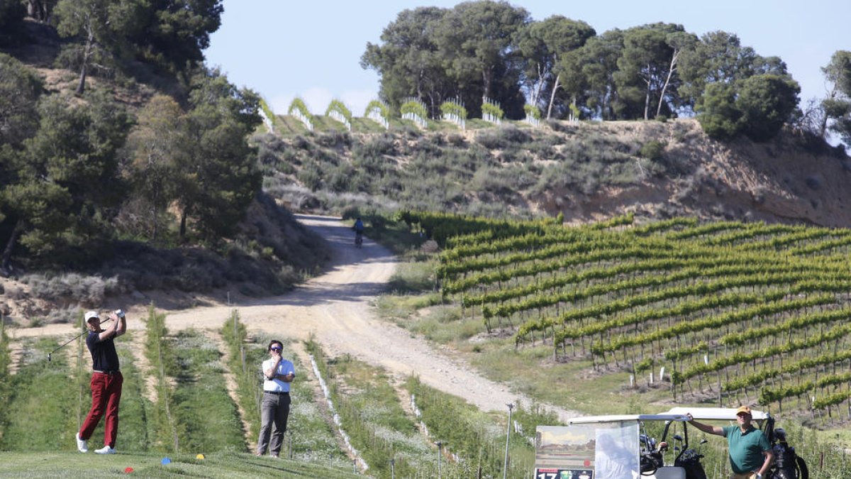 Uns jugadors practicant al camp del Raimat Golf Club.