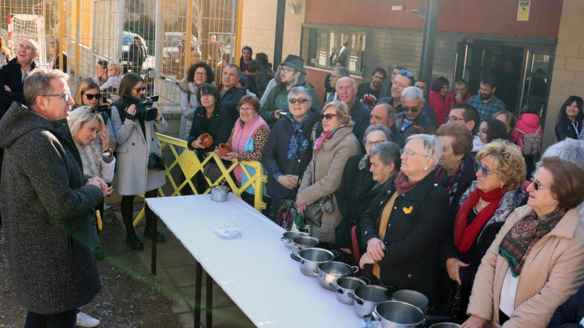 Talarn, amb els veïns de Camarasa al costat de les olles amb ranxo que han elaborat.