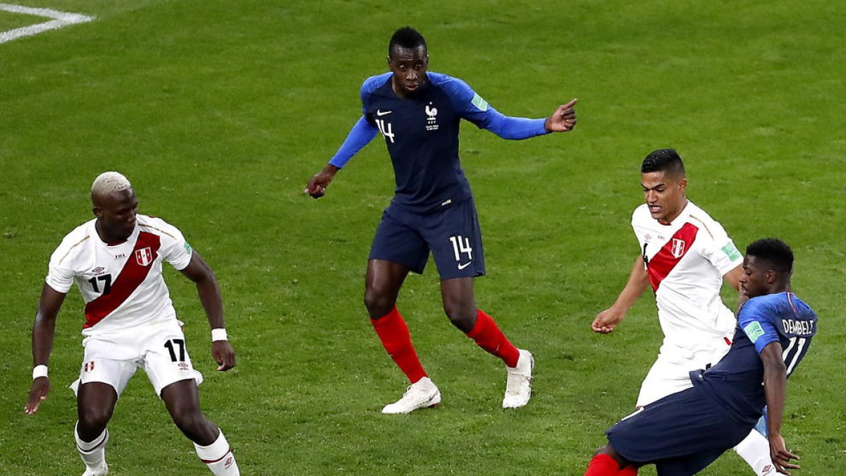 El azulgrana Ousmane Dembélé intenta un pase durante el partido de ayer.