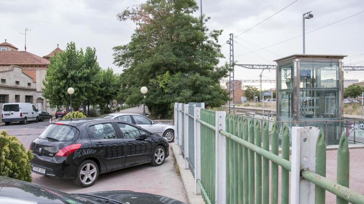 El actual aparcamiento junto a la estación en Cervera.