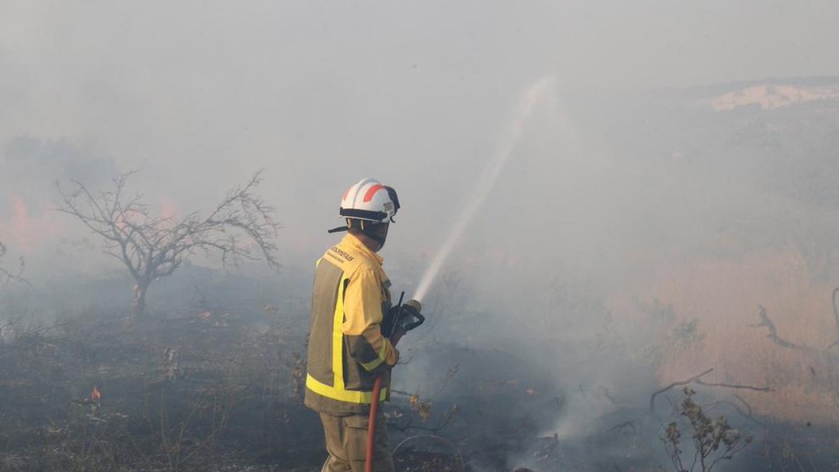 Els bombers segueixen lluitant contra el foc que afecta Almorox i diversos municipis madrilenys.