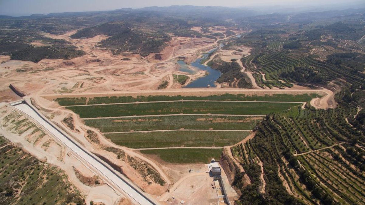 Els terrenys on projecten el càmping de l’Albagés (esquerra) i una vista aèria de la presa de l’Albagés (dreta) a finals de l’any passat