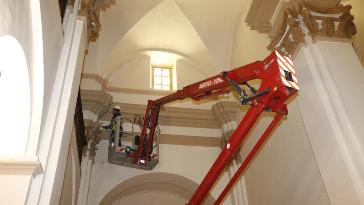 Obres a l’església d’Algerri després de tancar-la per despreniments