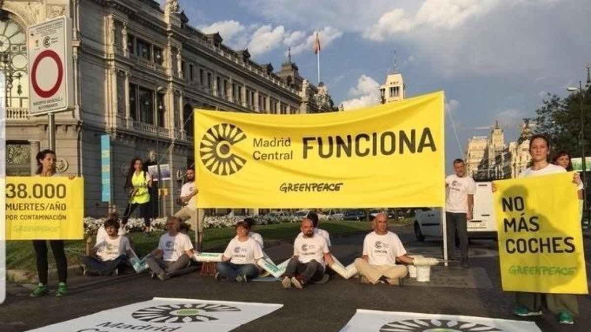 Imatge dels activistes de Greenpeace tallant l’entrada a Madrid Central.