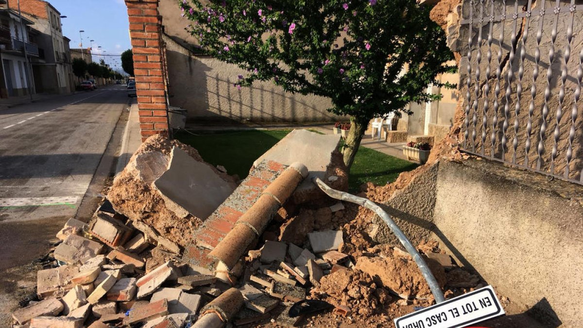 Imatge del cotxe després de l’accident (esquerra) i de l’estat en què va quedar el mur de la casa (dreta).