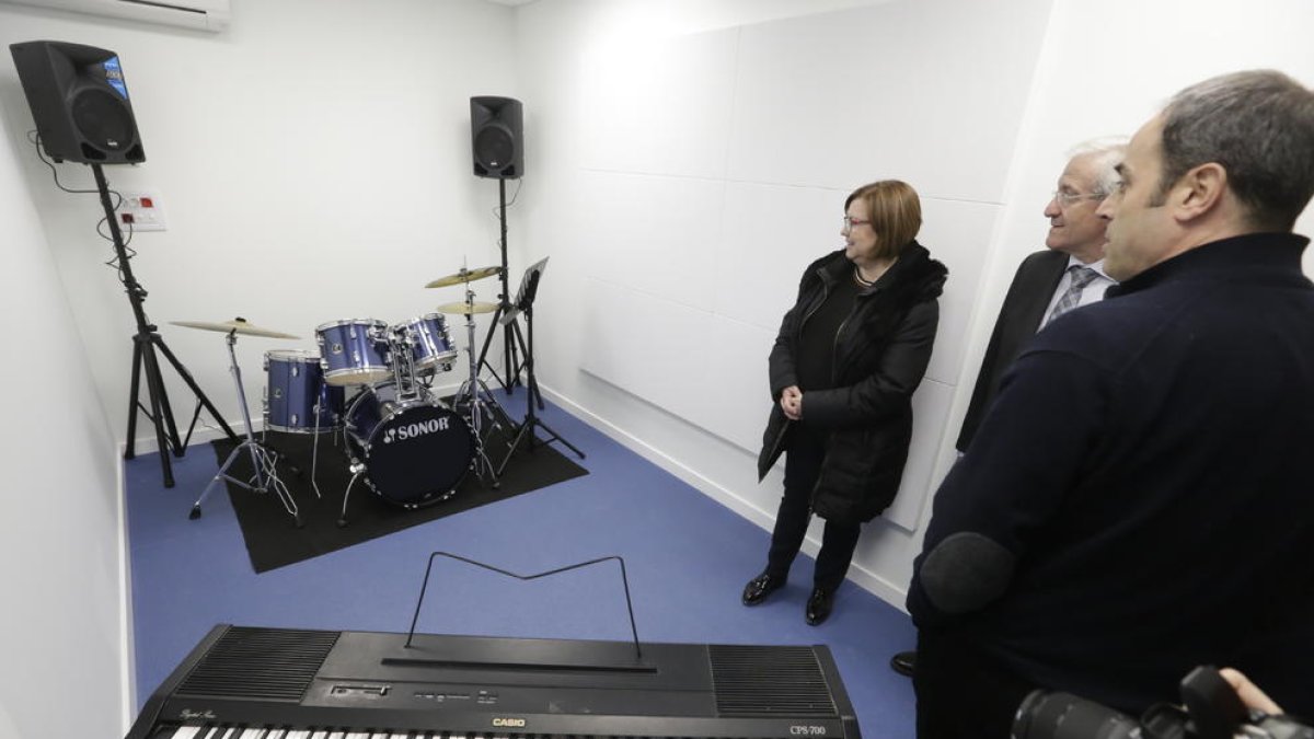 La presidenta de la Diputació, Rosa Maria Perelló, i l’alcalde, Antoni Perea, a l’acte inaugural.