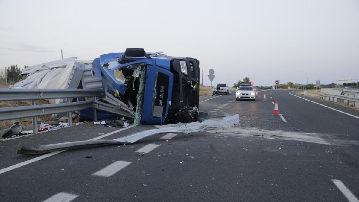 Vista del camión que volcó tras sufrir una salida de vía en el enlace entre la C-13 y la LL-12.
