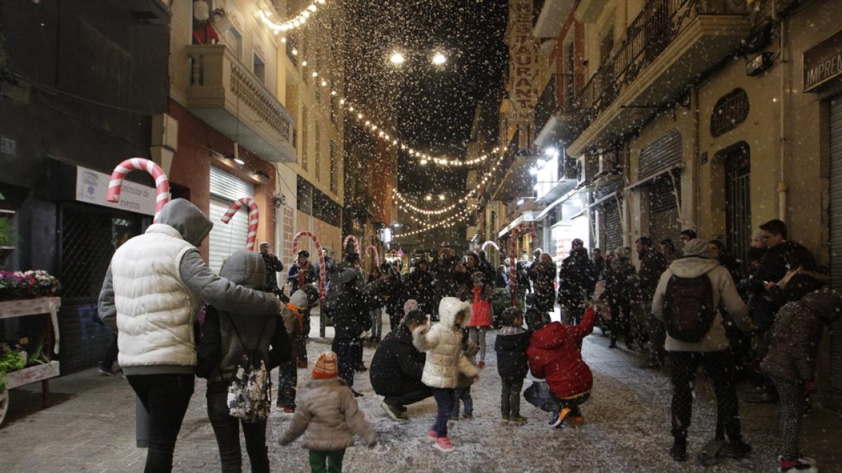 Los comerciantes de las calles Democràcia y Cardenal Remolins lograron que ayer ‘nevara’.