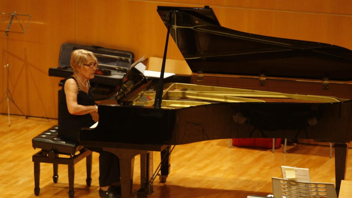 Una de les participants en la clausura del curs de piano.