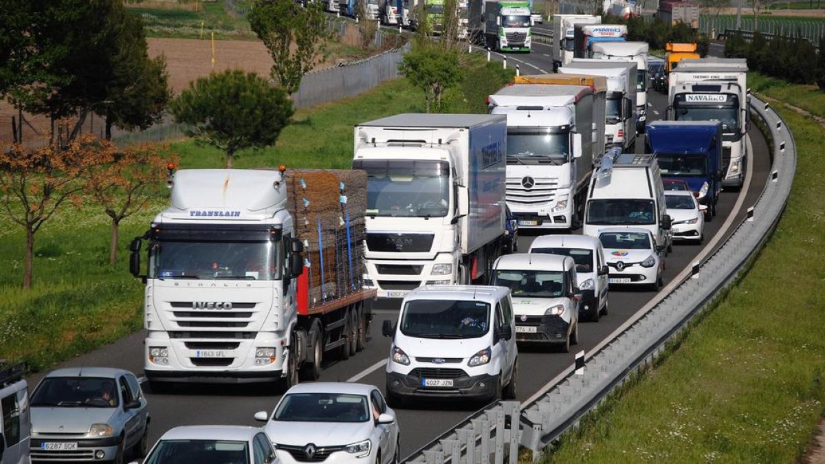 Imagen de archivo de colas en la autovía por un accidente.