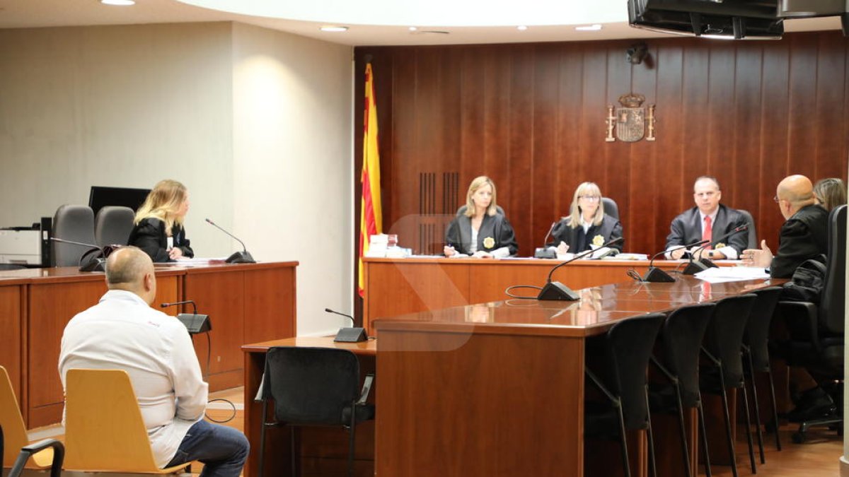 El acusado de quedarse la recaudación de la lotería que vendía, este miércoles en los juzgados de Lleida.