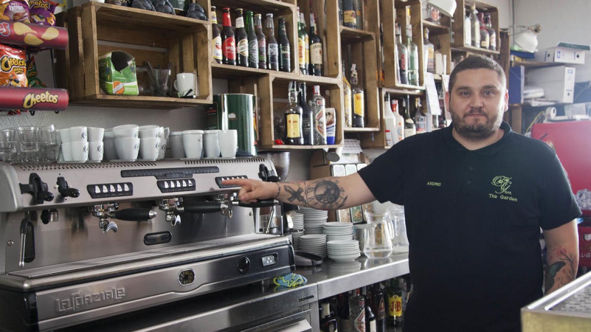 Andrei Nasalean, de The Garden, muestra la cafetera sin funcionar.