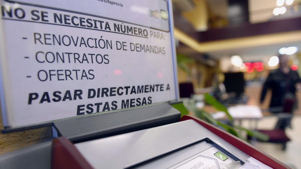 Imagen del interior de una oficina de Empleo