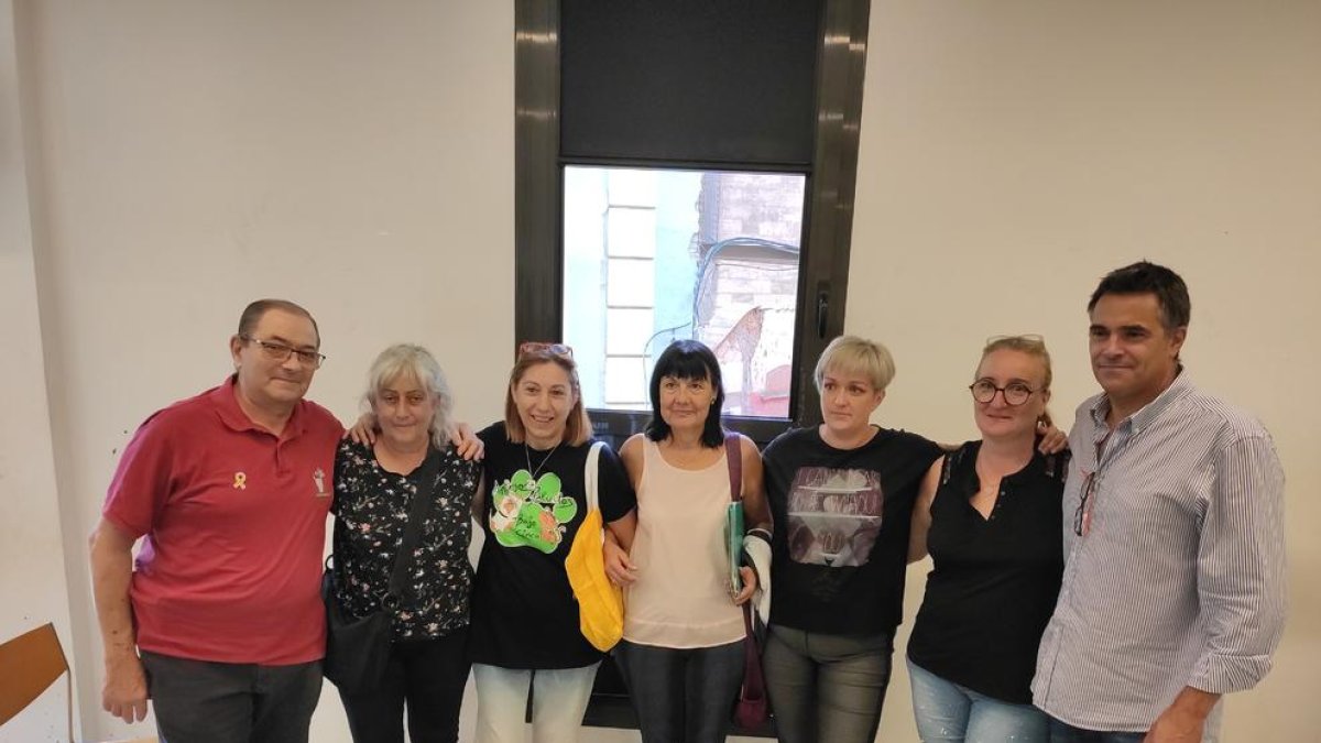 Miembros de las entidades animalistas afectadas, ayer en Lleida.