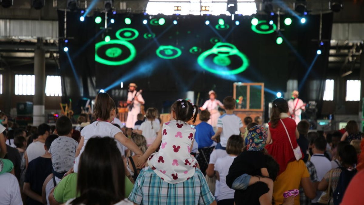 El Pavelló Nou va acollir el festival familiar amb les actuacions de Sac Espectacles i Dàmaris Gelabert.