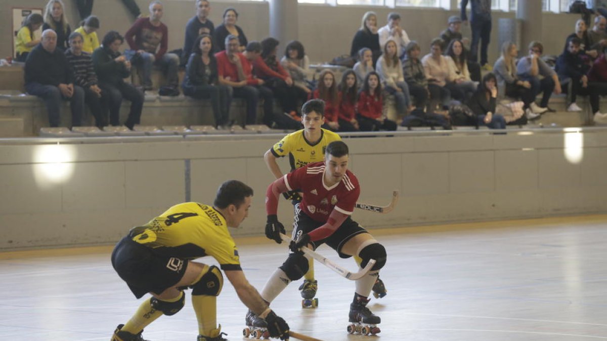 Una jugada del partido de ayer entre el Alpicat y el Raspeig.